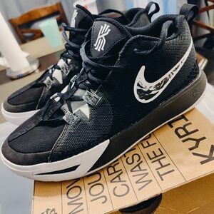 Nike Black and White Kyrie Flytrap Basketball High-Tops 6y Boys